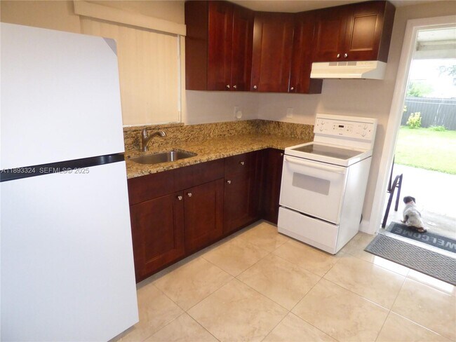 Building Photo - 19121 NE Miami Ct Unit #1