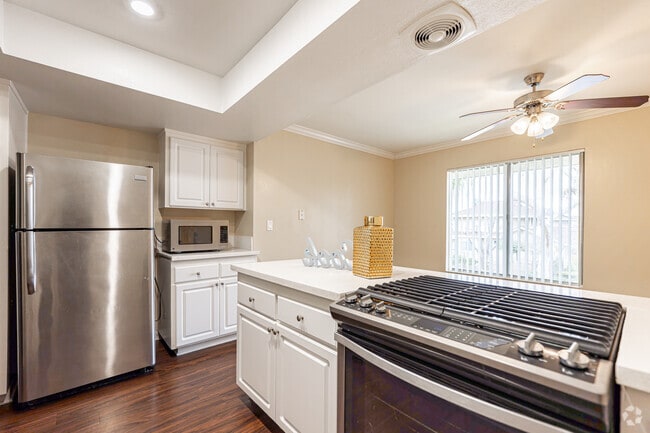 2BR, 1 BA - 890SF -