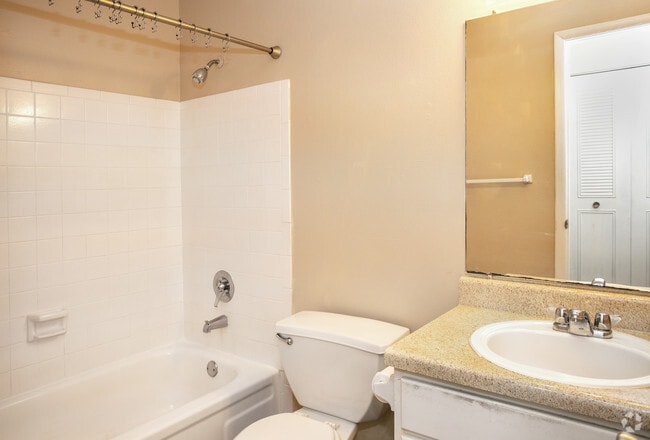 1BD/1BA - 700 SqFt - Bathroom