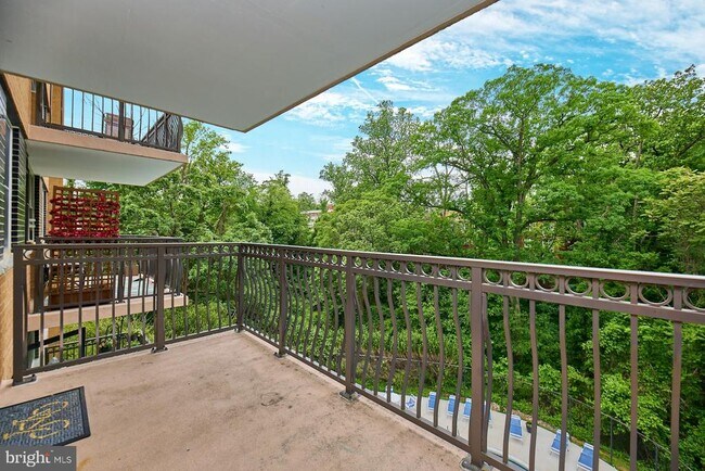 Building Photo - 2030 N Adams St Unit 507