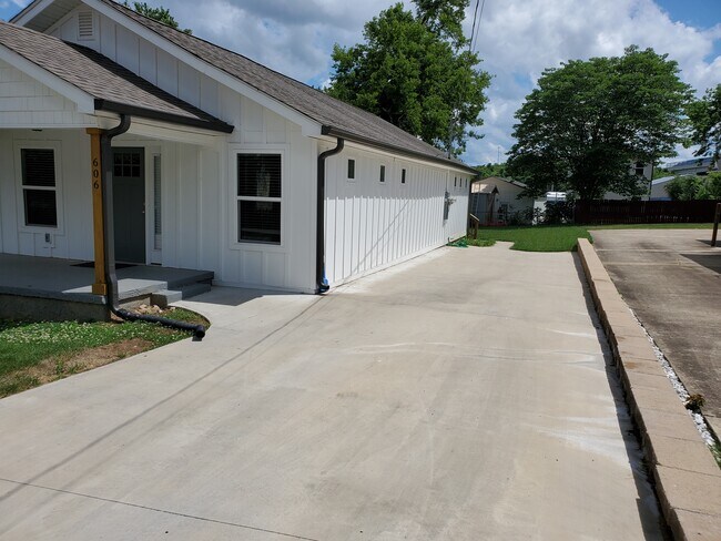 Photo - 606 Van Dyke St