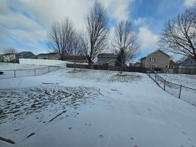 Building Photo - 3 bedroom 2.5 bath with an additional family room, Linn Mar School Area