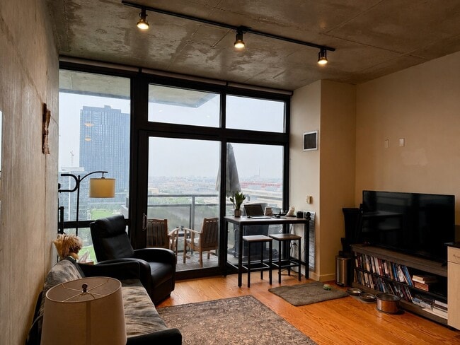 235 W Van Buren St