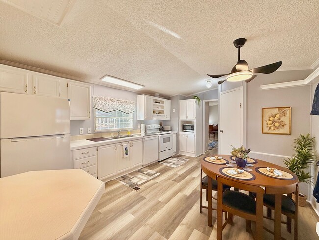 Photo - Recently renovated-3 bedroom/2 bathroom home-fully furnished-located in Tanglewood Subdivision