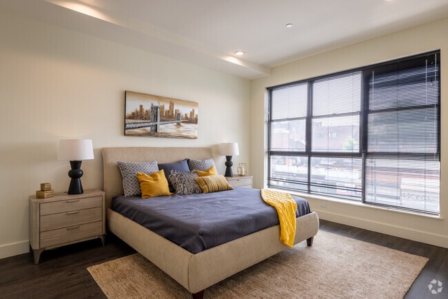 1BR, 1BA - 925SF