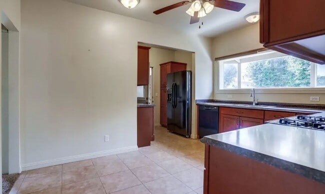 Photo - 6826 Hollenbeck St