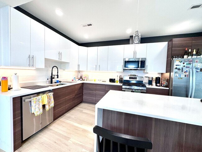 Photo - BROOKLINE 4 BED/2 BATH WITH CENTRAL AIR & IN-UNIT LAUNDRY!