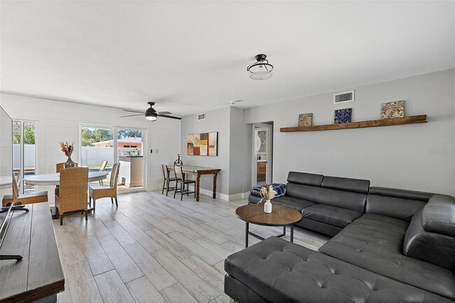 Photo - 10132 4th St E