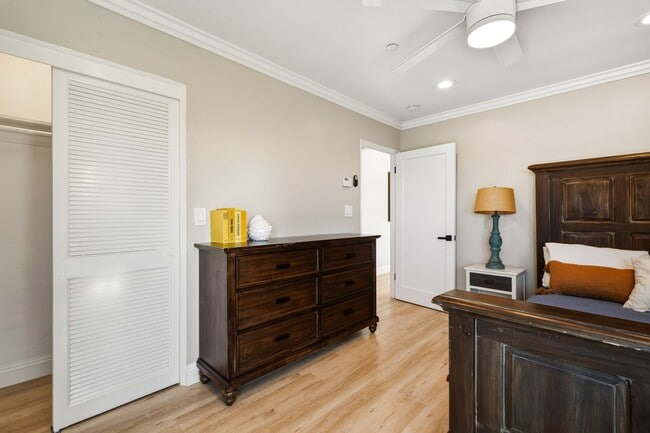 17 Sunset Dr Unit 17 Sunset Drive, Upstairs