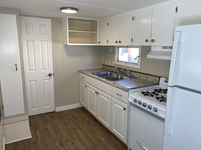 Building Photo - 33480 Beverly Dr