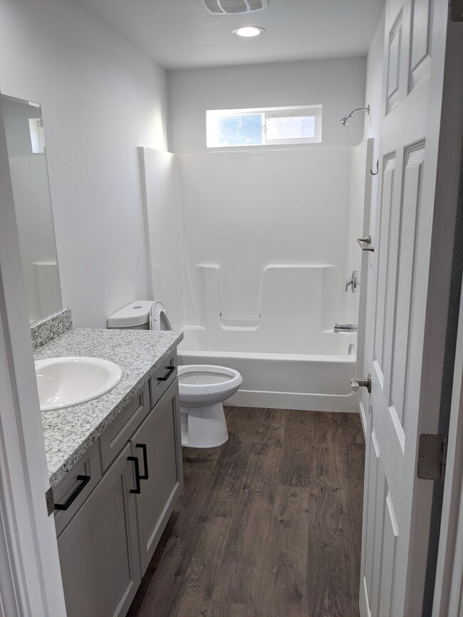 Baño de la planta baja - 2399 Karen Ct Unidad 4 BR