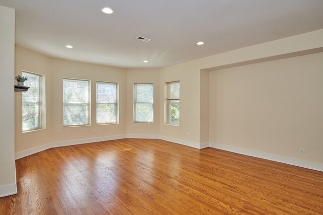 Photo - 6241 N Claremont Ave Unidad 3