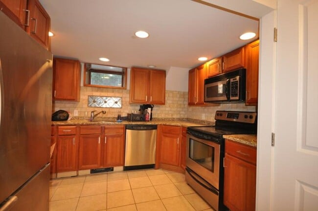 Photo - Really nice 3 bed 2 bath in the south end......BROKER FEE PAID BY OWNER!!!