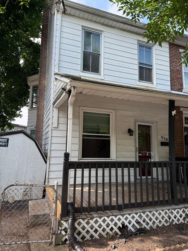 Building Photo - Spacious 3-bedroom, 1-bath home available now!