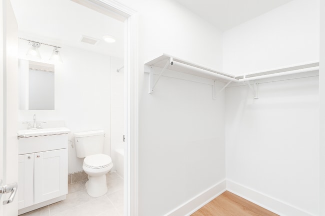 Photo - 4465 MacArthur Blvd NW Apartamento Unidad 204