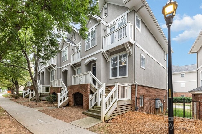 Photo - 817 W 4th St