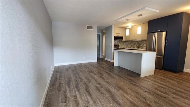 Building Photo - 2607 NE 8th Ave Unit 14