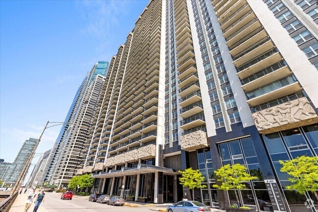 Building Photo - 400 E Randolph St Rental