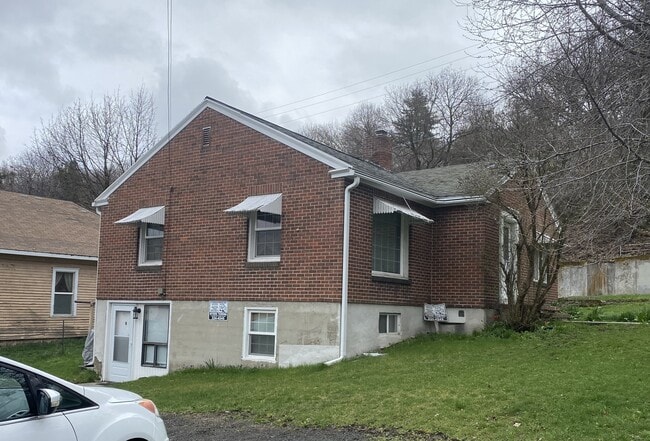 Building Photo - 230 SE Daniel St Unit #B-230Daniel