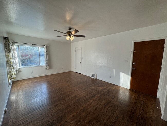 Building Photo - 1047 Santa Clara Ave Unit 2