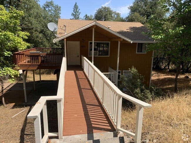 Building Photo - Beautiful custom home on 2.5 private acres!
