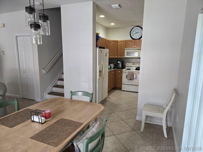 4225 E Stonecreek Cir