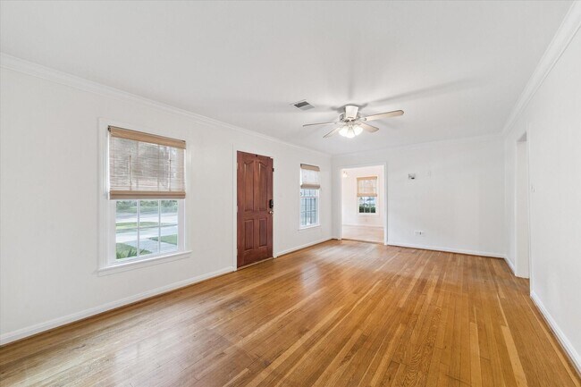 Photo - 1063 W 43rd St