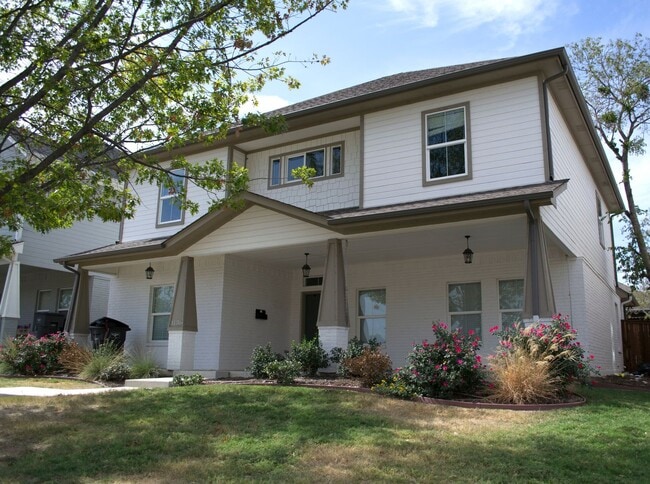 Building Photo - * MOVE IN SUMMER 6/14/2027 * 6 Bed 4 Bath ... Rental
