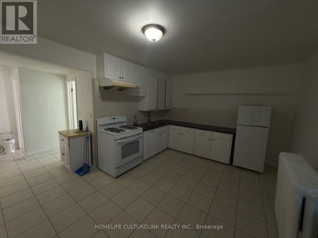 Photo - 158 Danforth Ave