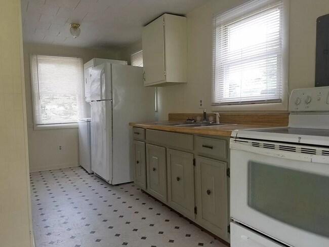 Photo - Two Bedroom House With Spacious Yard On Whipple Drive