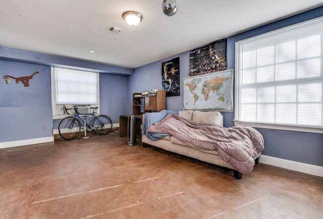 Photo - 905 W 30th St