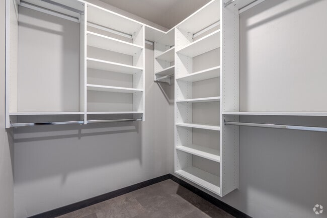 2BR, 2BA - 1,308SF - Closet