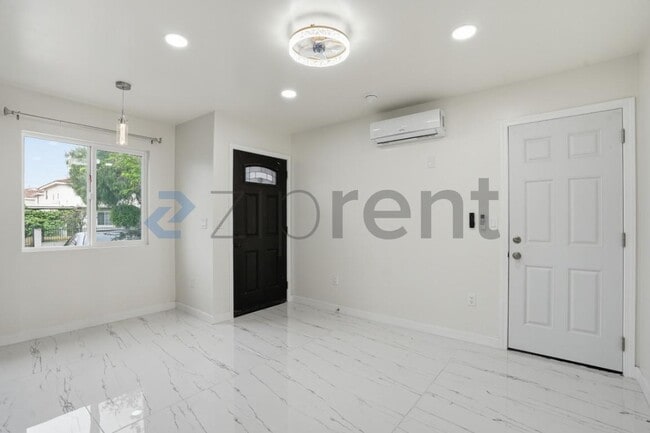 Building Photo - Unit