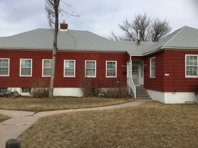 Building Photo - 2 BEDROOM, 1 BATHROOM APARTMENT