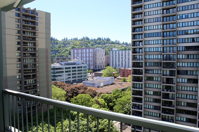 Building Photo - 111 SW Harrison St Unit 17C