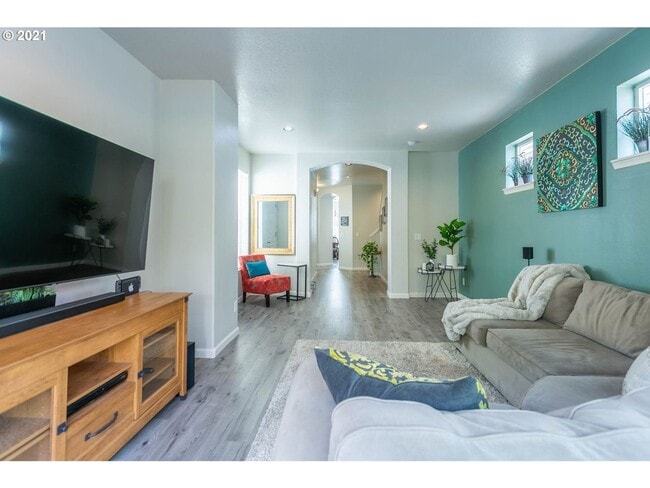 Photo - Stunning 3-bedroom Home featuring free int...