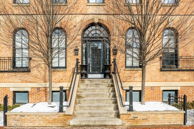 Photo - 334-344 W Menomonee St