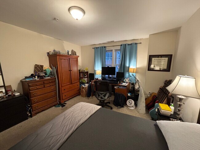 Large bedroom, space for desk, extra bureau, etc - 1328 Broadway Unit 6