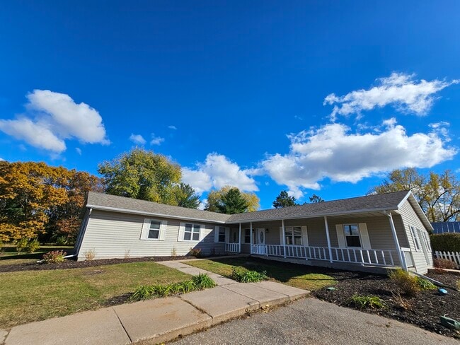 Building Photo - 533 Lakeshore Ct