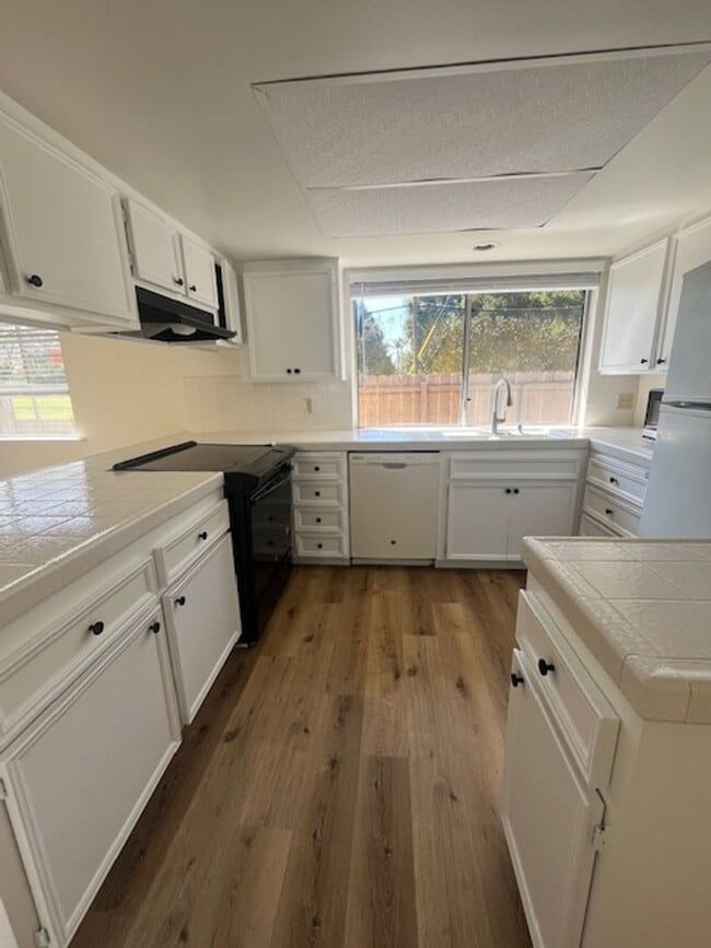 Photo - 1728 Royal Ct