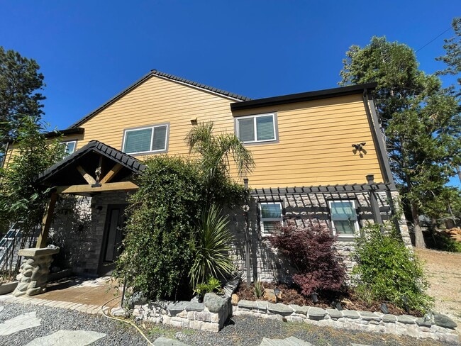 Magalia-2 bed 2 bath, second story duplex,... - Magalia-2 bed 2 bath, second story duplex,... House
