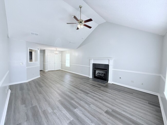 1006 Creekside Pl
