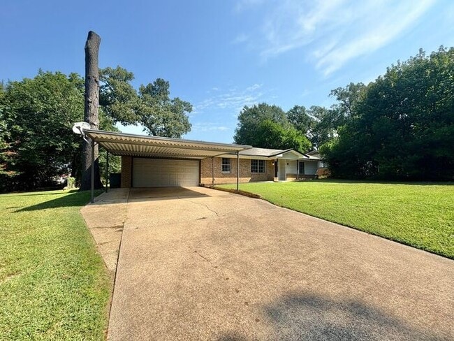 Photo - Spacious 3-Bed, 2-Bath Home with Large Sho...