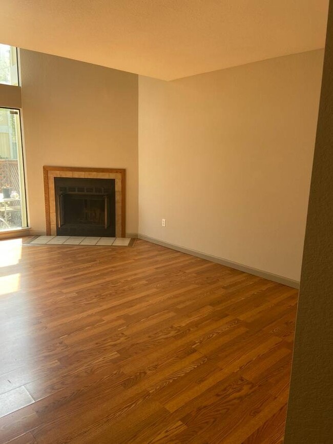 Photo - 823 Challenger Way