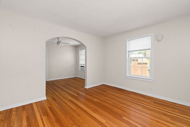 View across living room - 208 Circular Rd Unidad 4