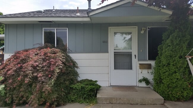 Building Photo - b1810 Unit 1