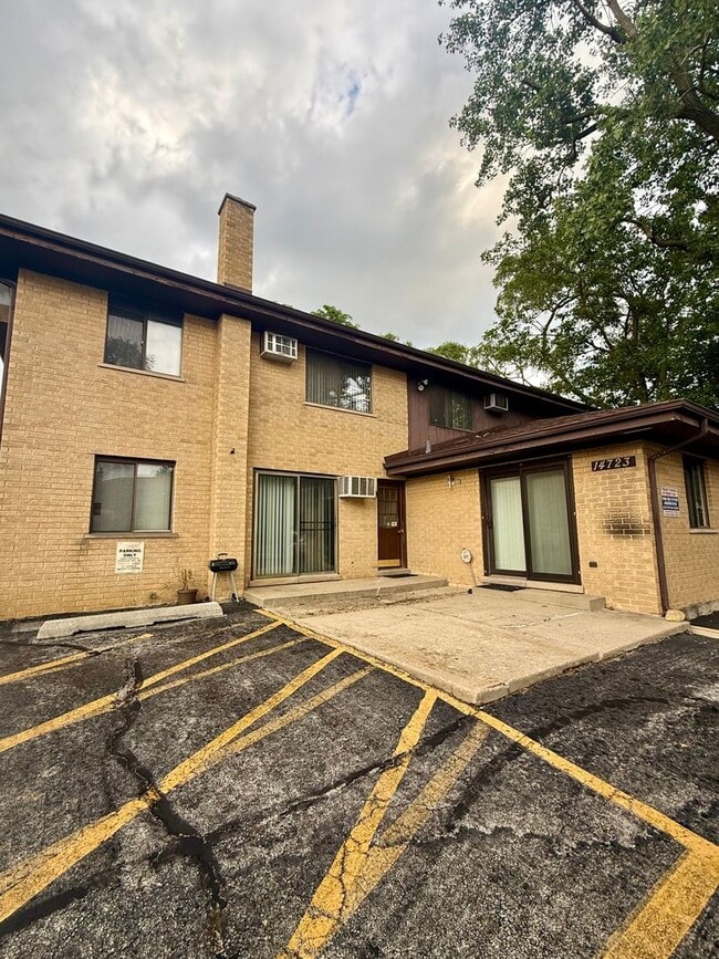 Building Photo - 14723 Kilpatrick Ave Unit 14723 KILPATRICK