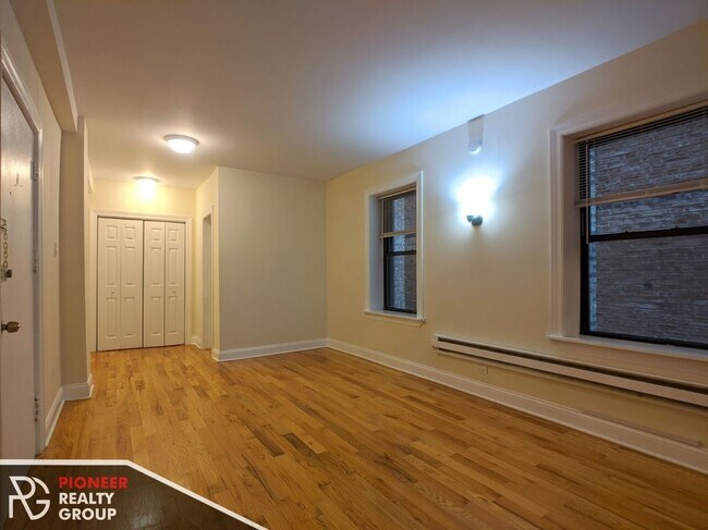 Building Photo - 1347 N Dearborn St Unit 204