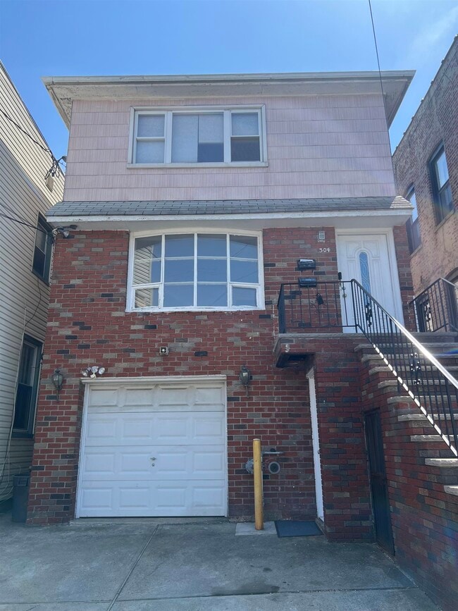 Building Photo - 304 Columbia Ave Unit 1