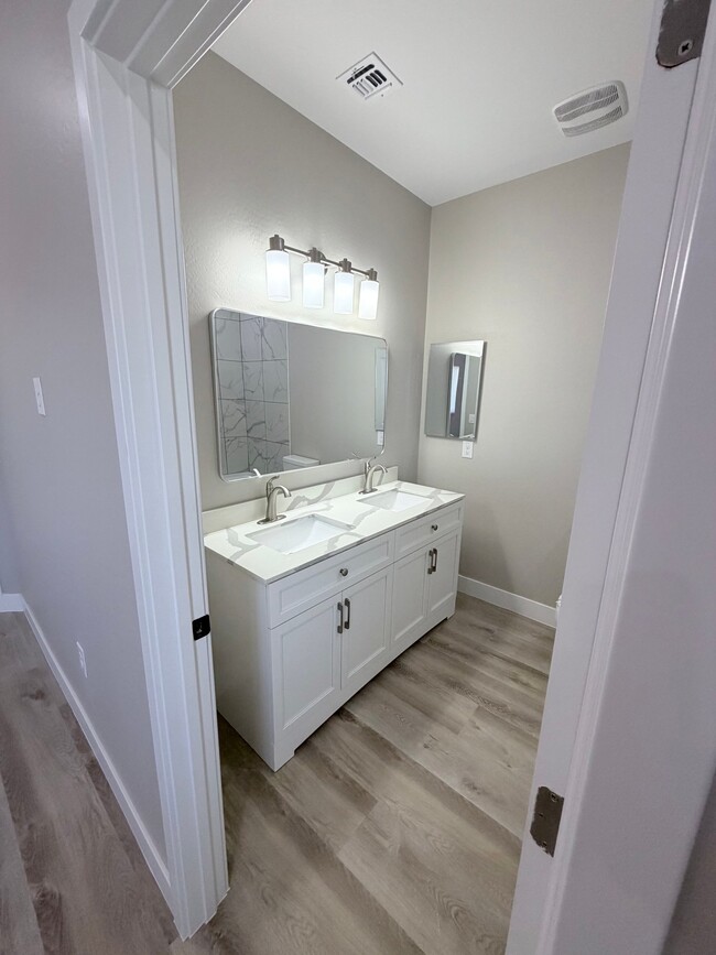 Photo - 1108 E 4th St